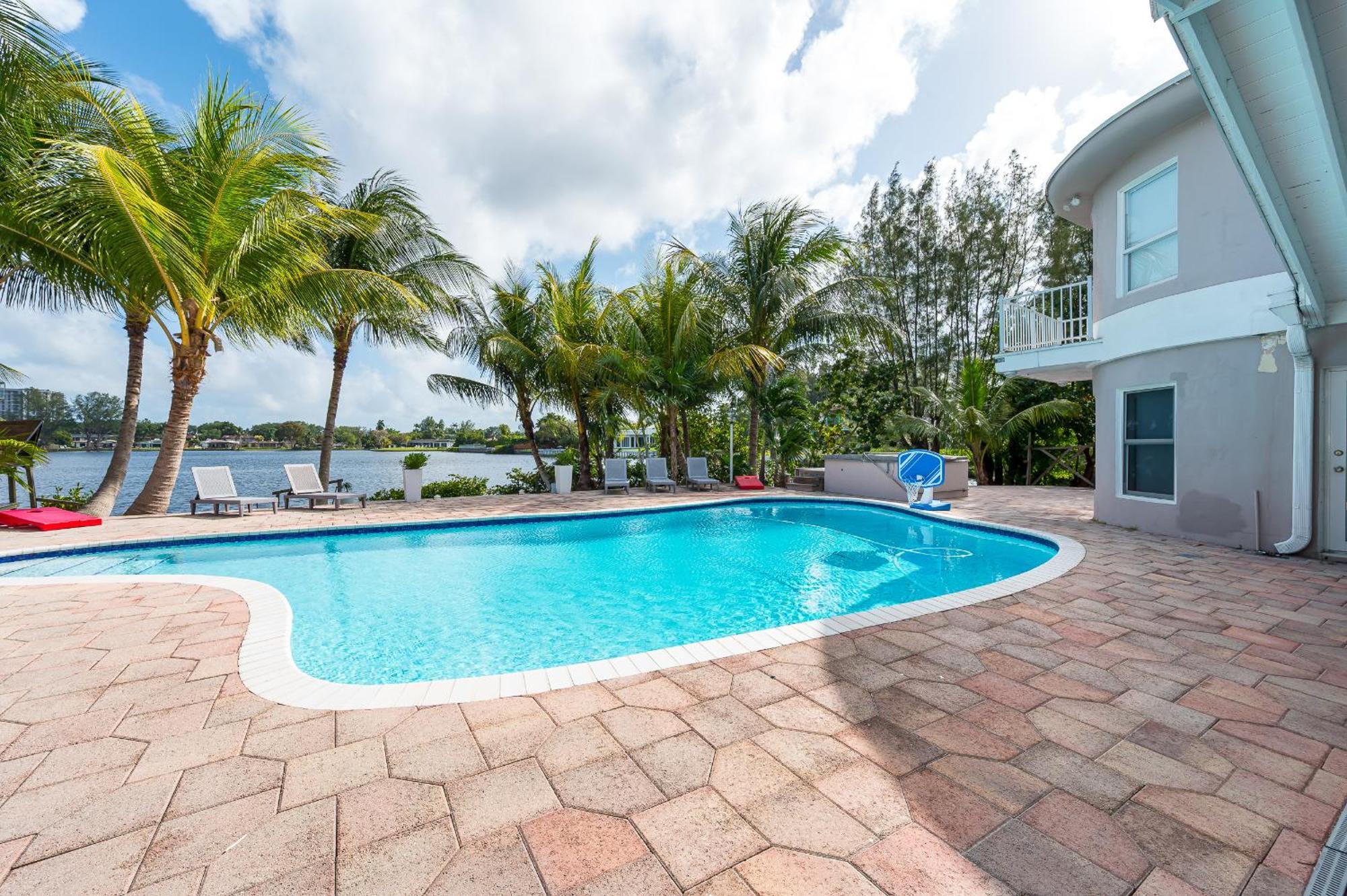 Tropical Waterfront Family Oasis - Amazing Location Miami