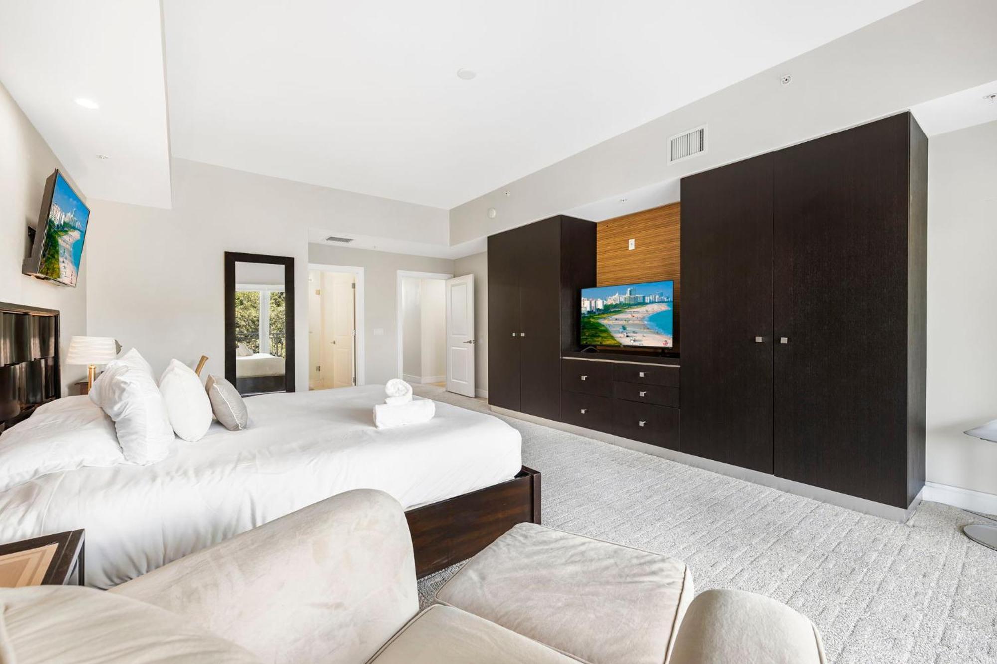 Exclusive Doral With Luxury Amenities Apartment *