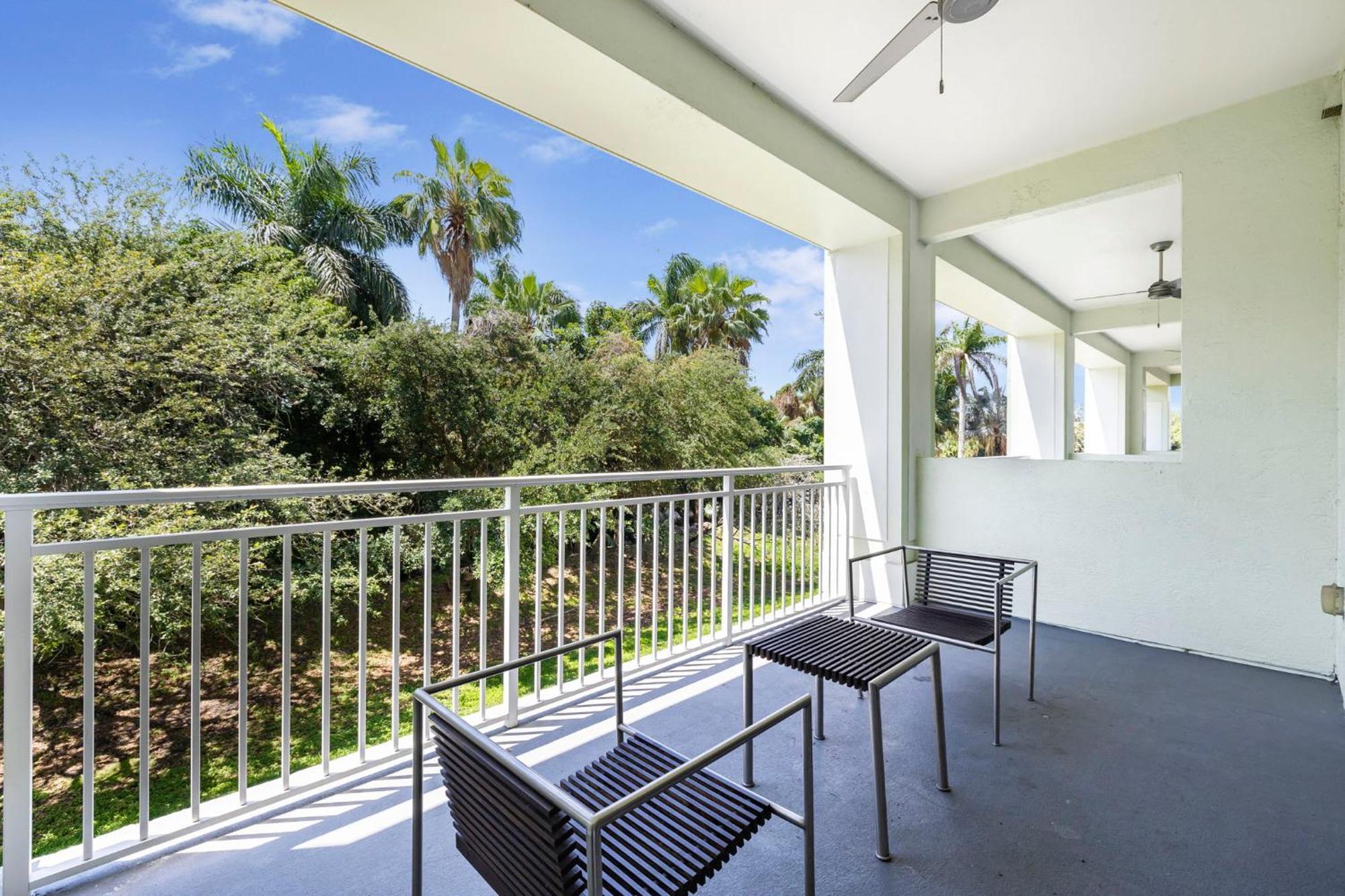 Exclusive Doral With Luxury Amenities Apartment *