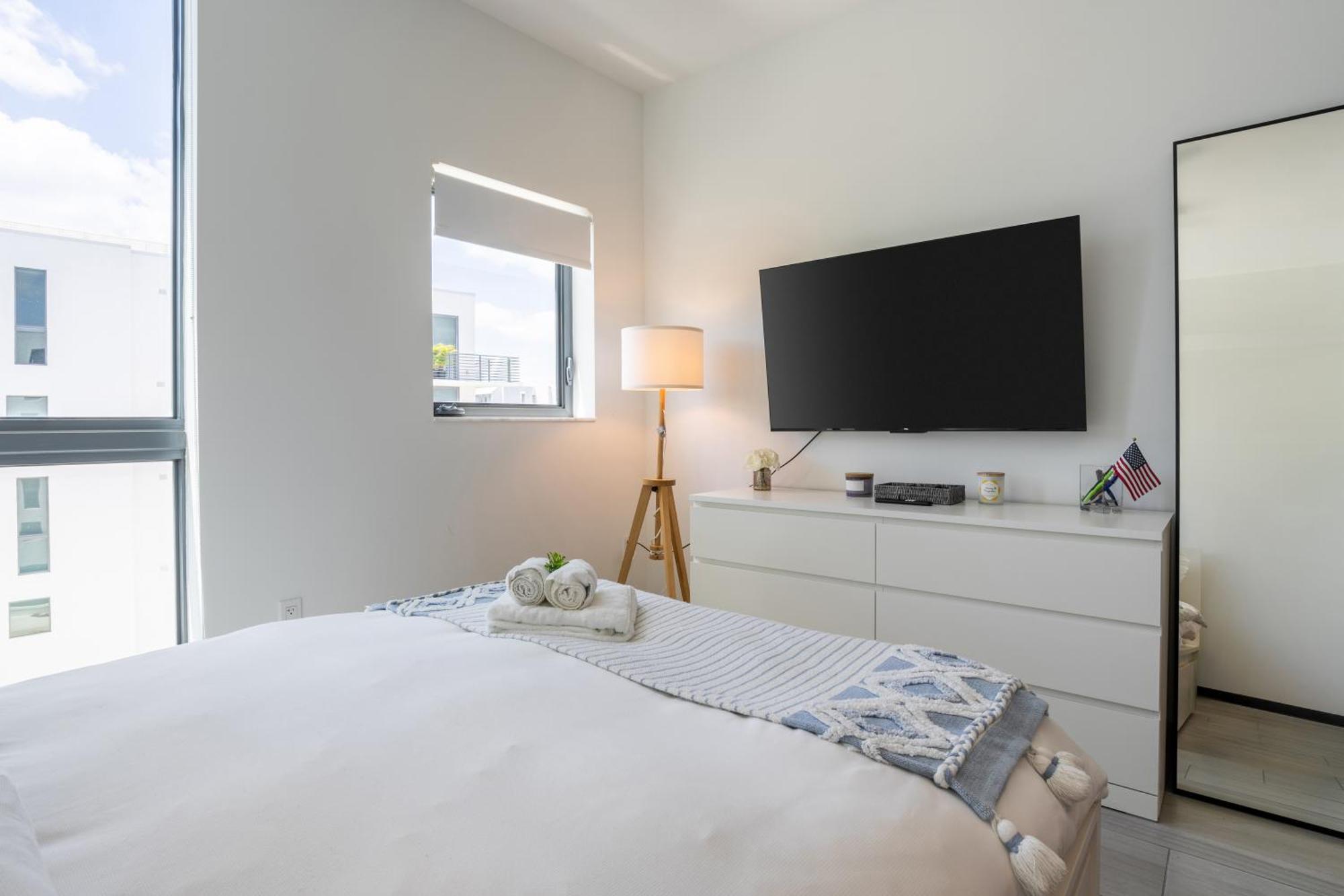 Luxury Getaway In Sleeps 3 Getaway With Pool - Prime Location Apartment *
