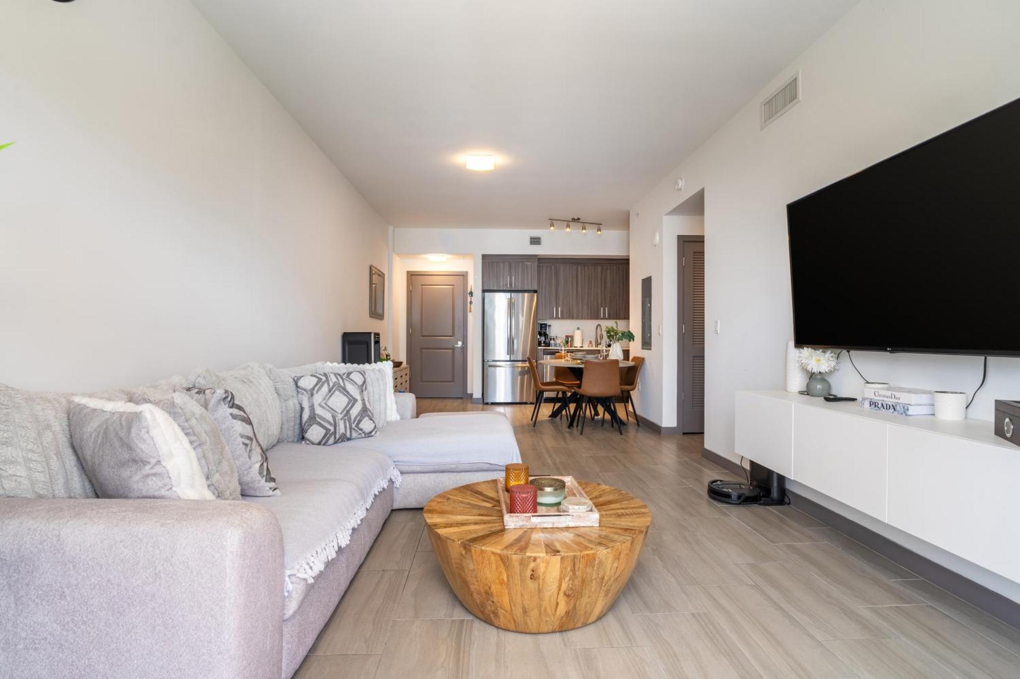 Apartment Luxury Getaway In Sleeps 3 Getaway With Pool - Prime Location *