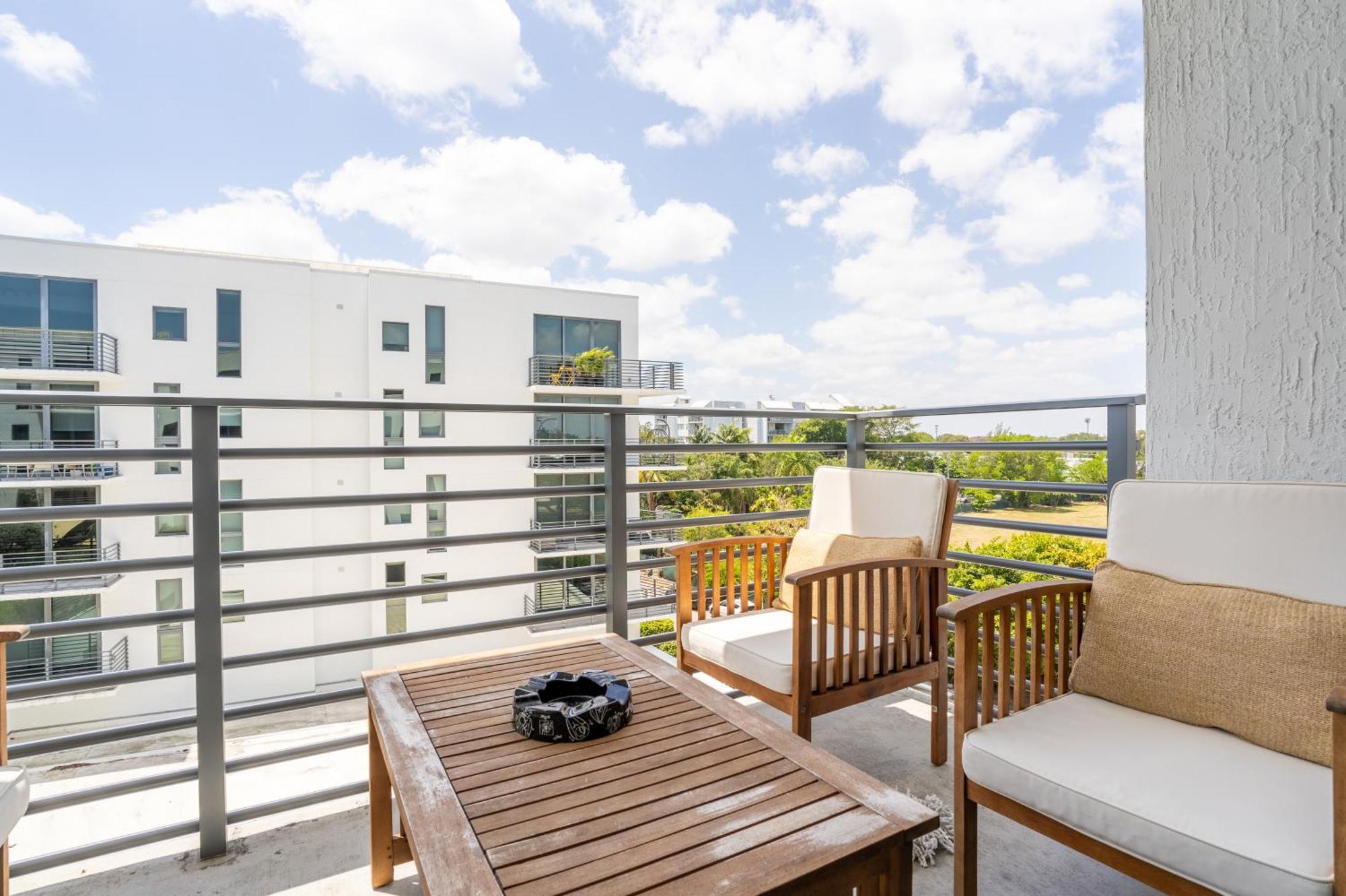 Luxury Getaway In Sleeps 3 Getaway With Pool - Prime Location Apartment *