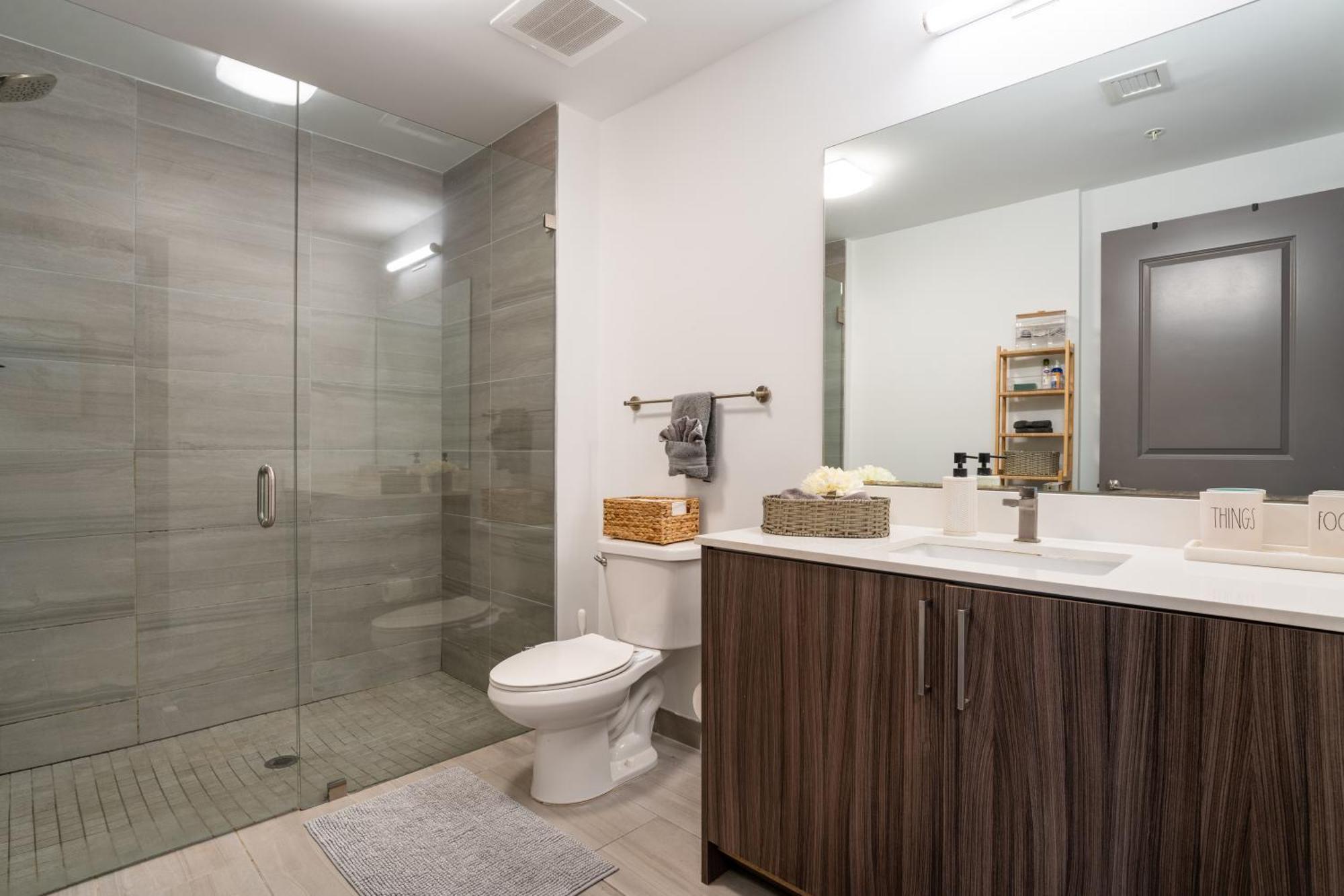 Apartment Luxury Getaway In Sleeps 3 Getaway With Pool - Prime Location *