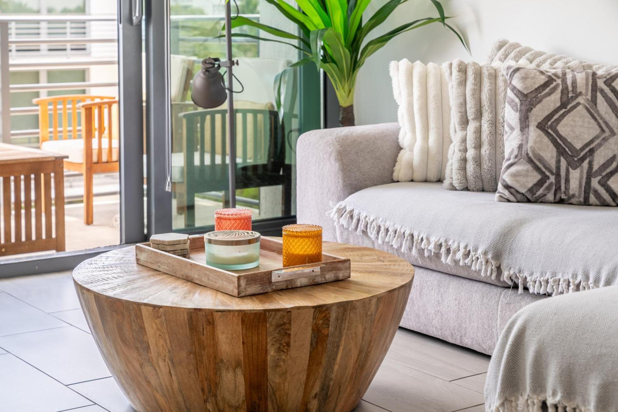 Luxury Getaway In Sleeps 3 Getaway With Pool - Prime Location Apartment *