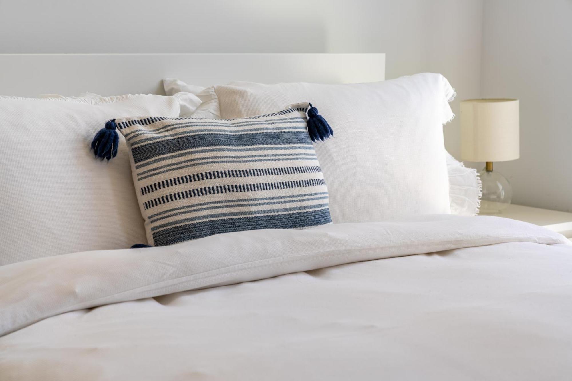 Luxury Getaway In Sleeps 3 Getaway With Pool - Prime Location Apartment