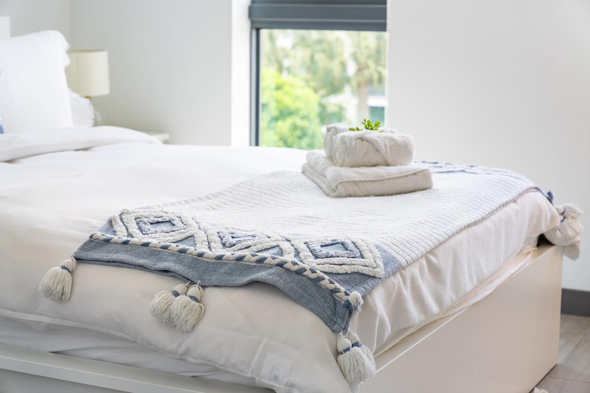 Apartment Luxury Getaway In Sleeps 3 Getaway With Pool - Prime Location *