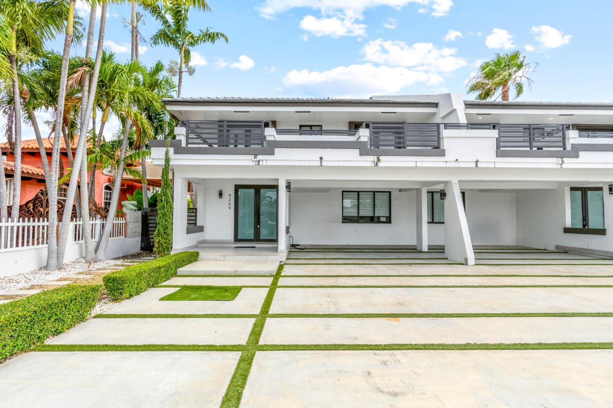 Summer Swim Sale! 4 Bedroom - Private Pool, Grill, Soaking Tub, Near Coral Gables & Mia Airport Holiday home Miami