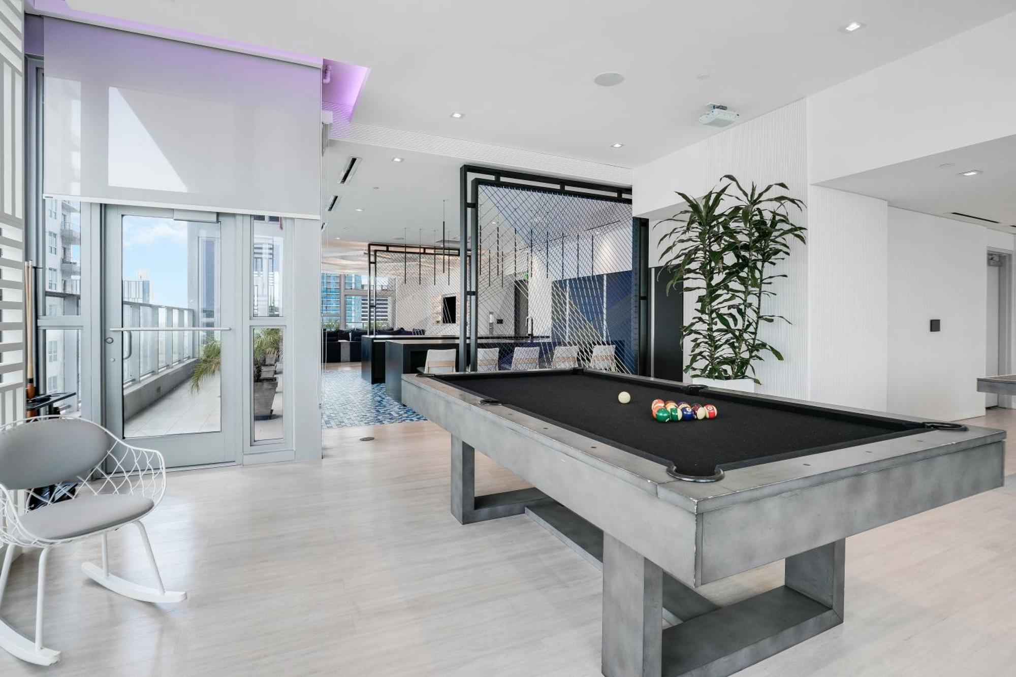 Stylish In The Heart Of - Walk To Bayside & Bayfront Park Apartment