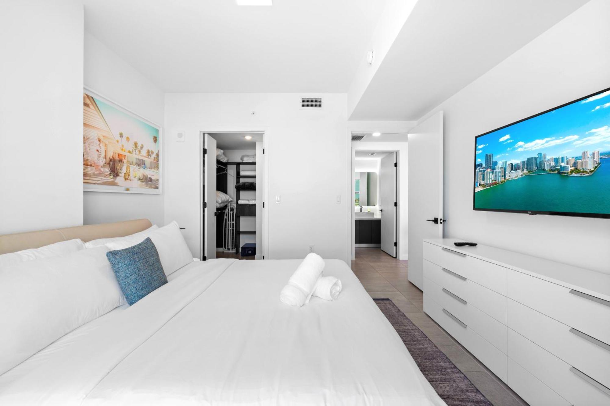 Stylish In The Heart Of - Walk To Bayside & Bayfront Park Apartment *