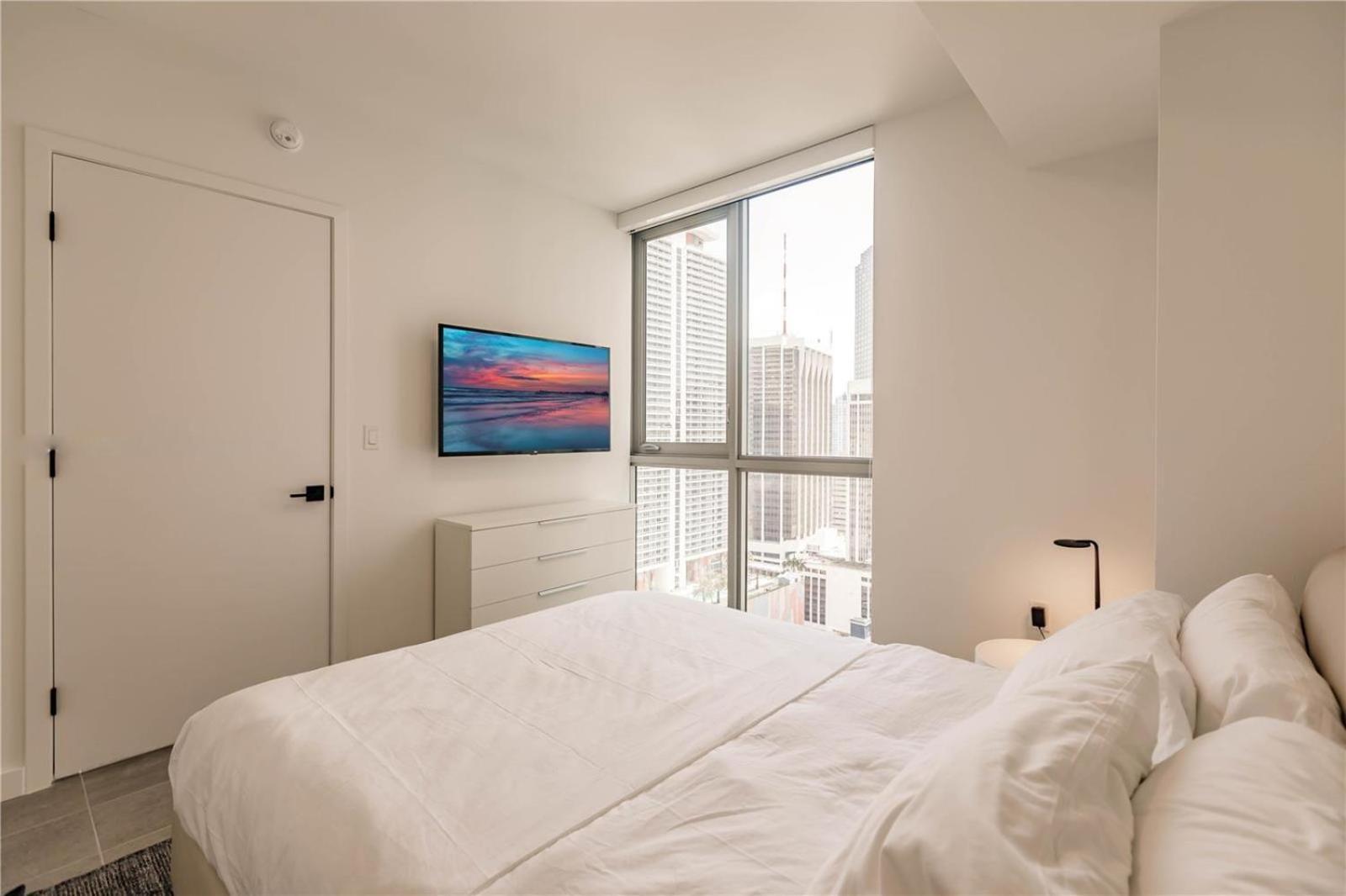 Stylish In The Heart Of - Walk To Bayside & Bayfront Park Apartment