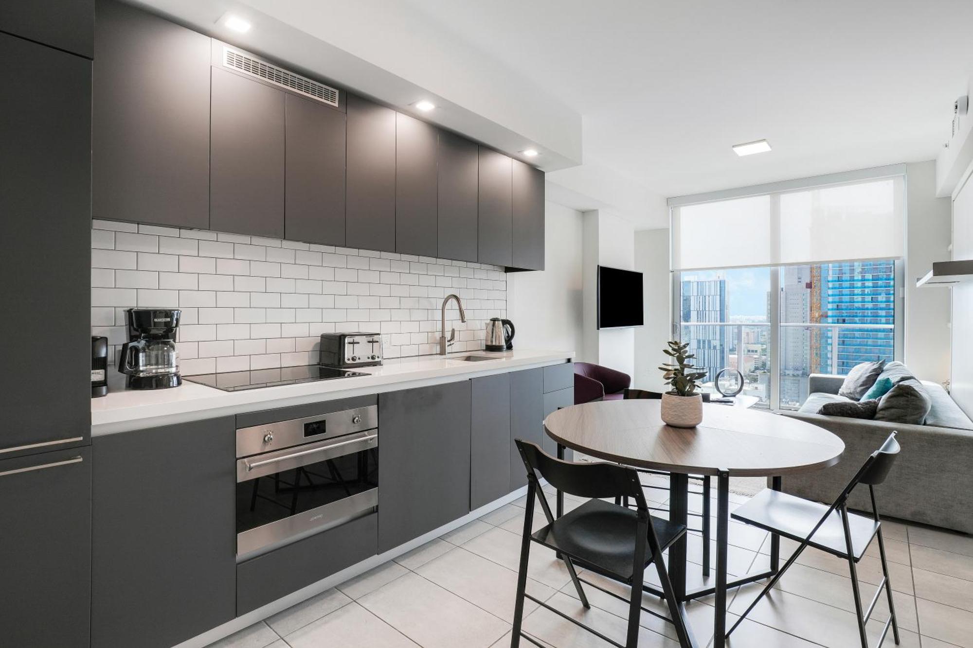 Apartment Stylish In The Heart Of - Walk To Bayside & Bayfront Park
