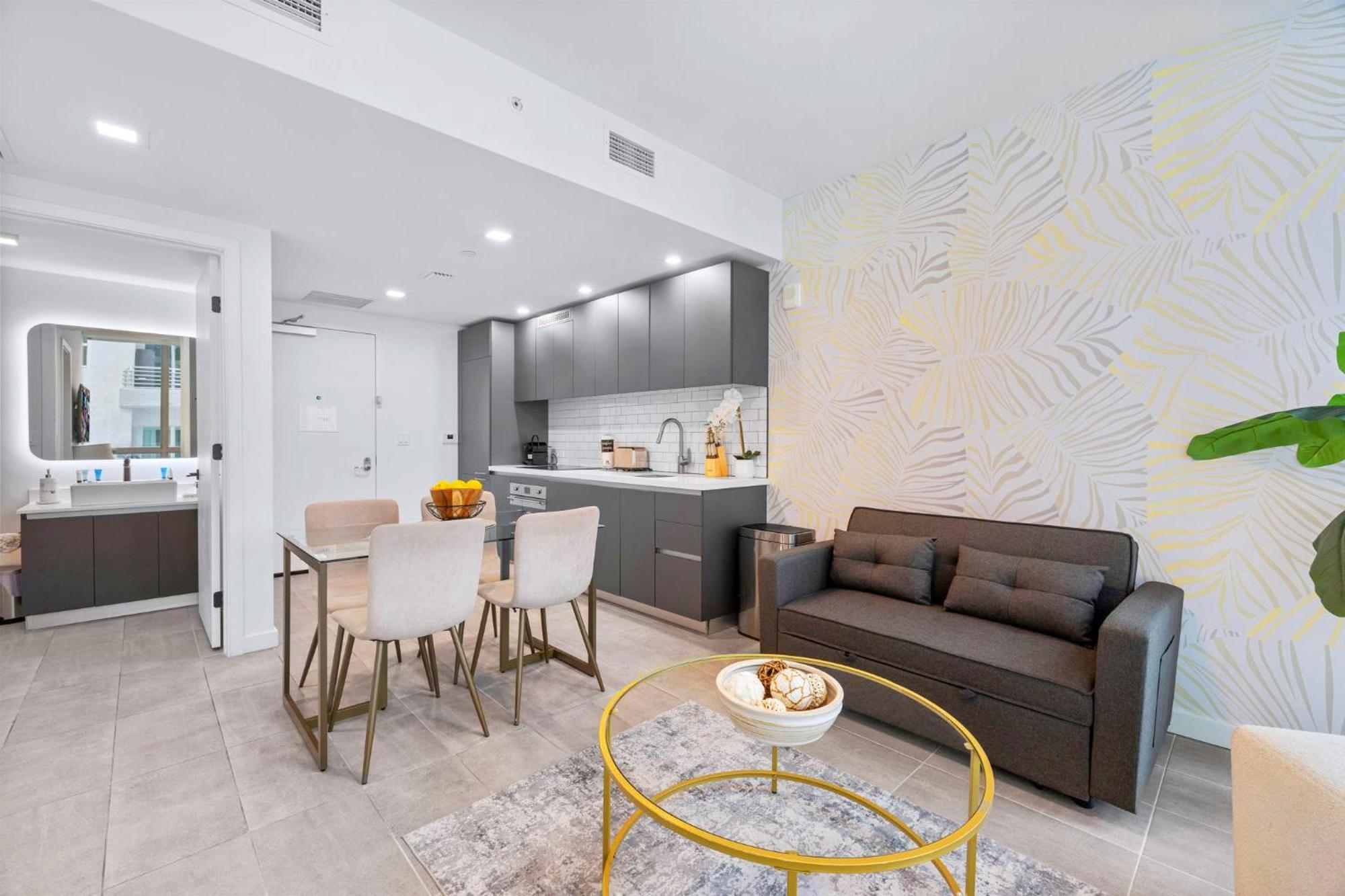 Stylish In The Heart Of - Walk To Bayside & Bayfront Park Apartment