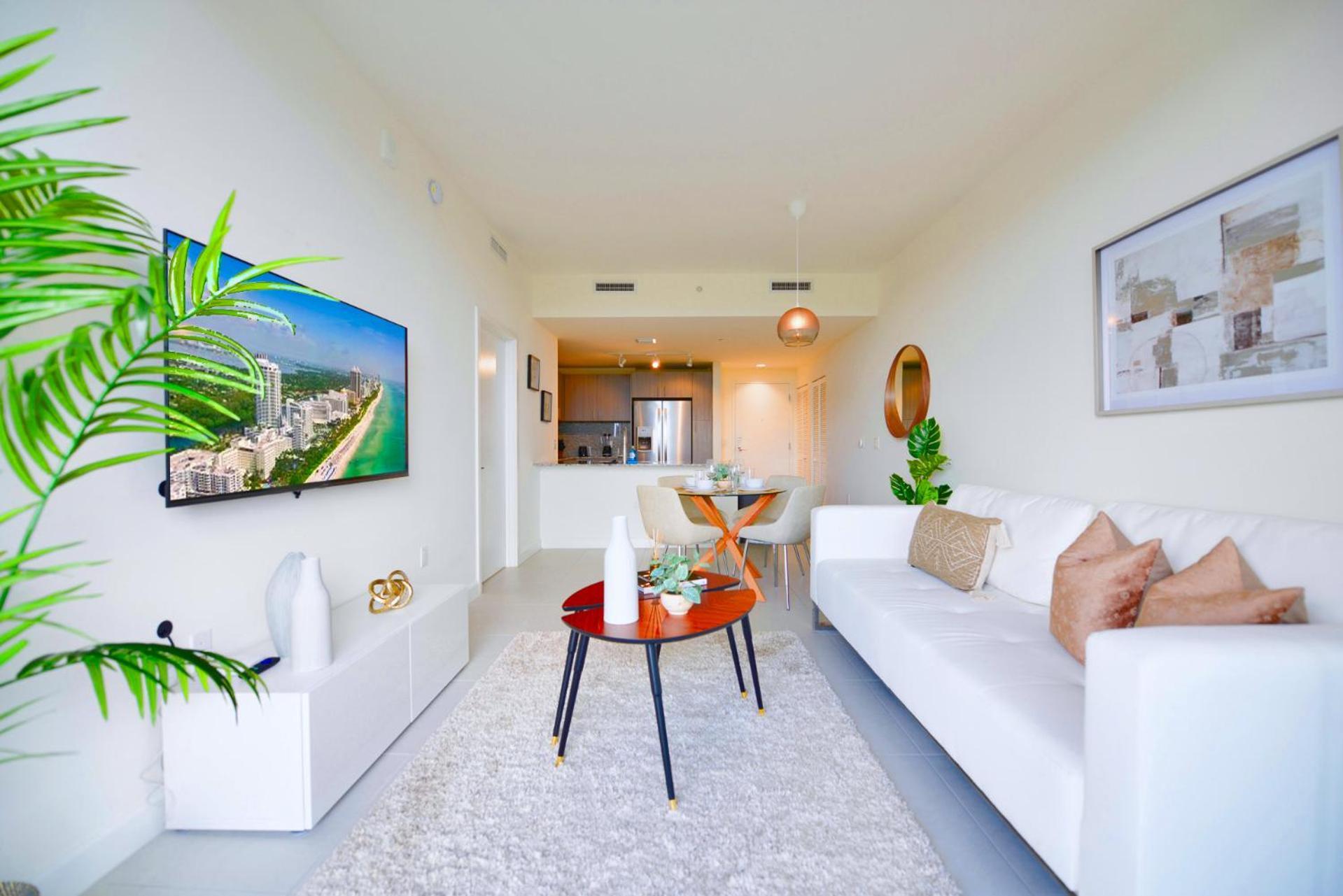 Modern With Pool & Gym In Prime Doral Location Apartment