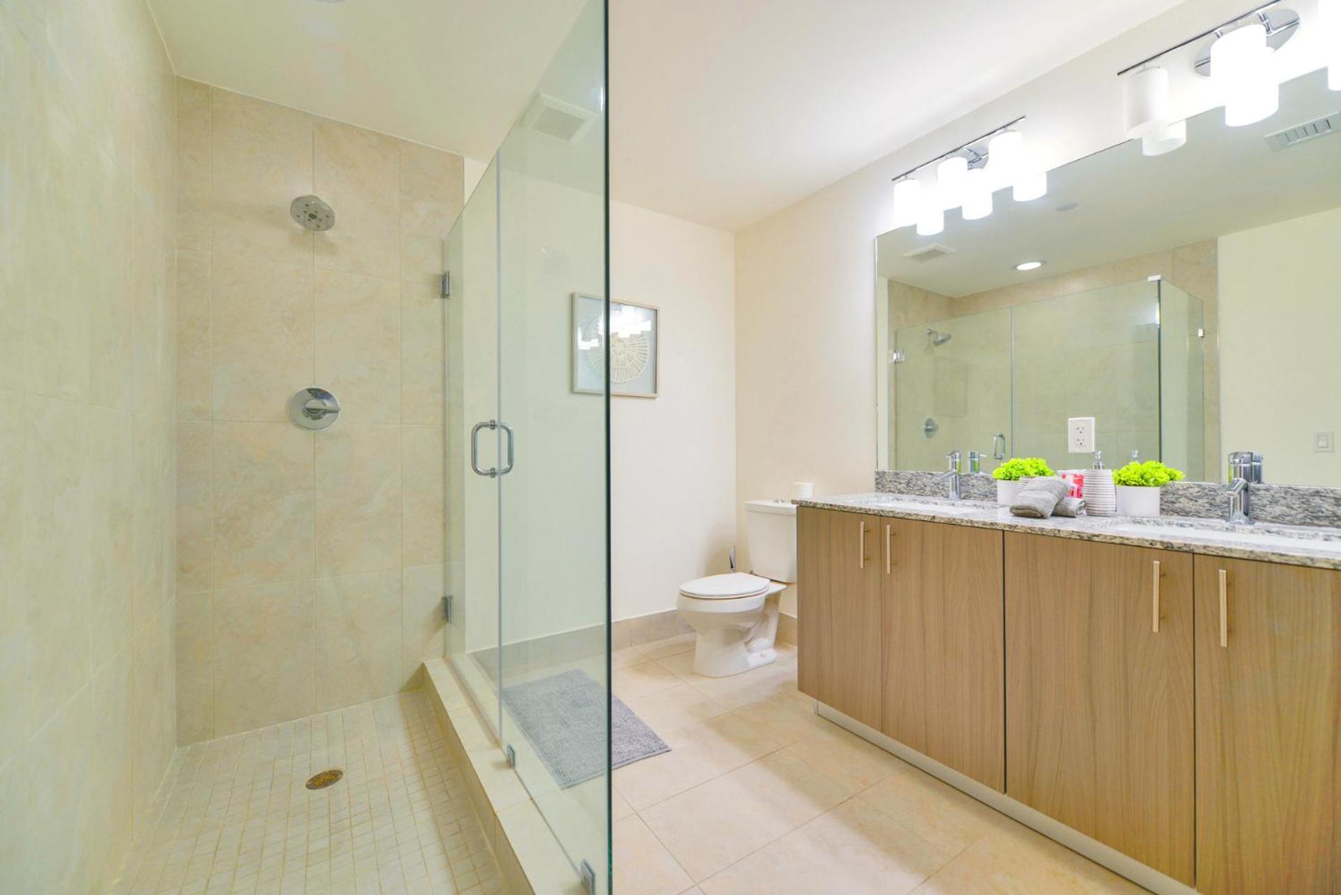 Modern With Pool & Gym In Prime Doral Location *