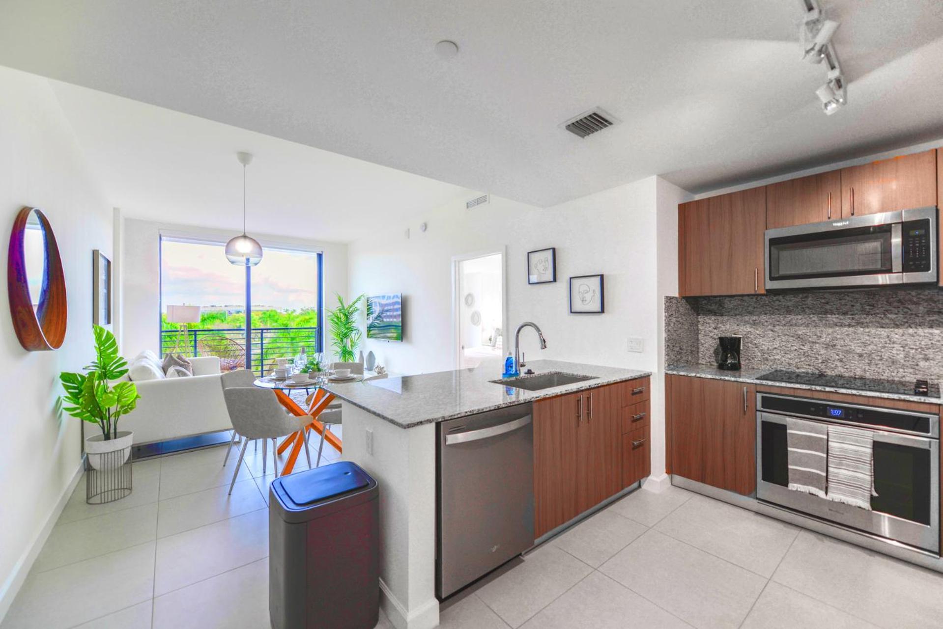 Modern With Pool & Gym In Prime Doral Location