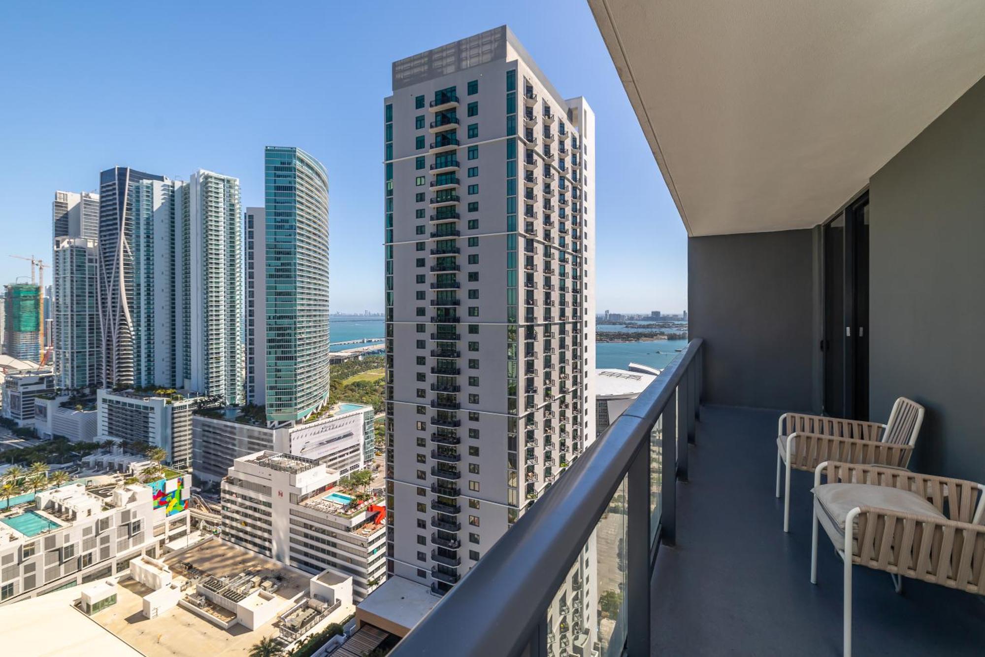 Stunning 2 Bed 2 Bath W Balcony & Incredible Views Apartment