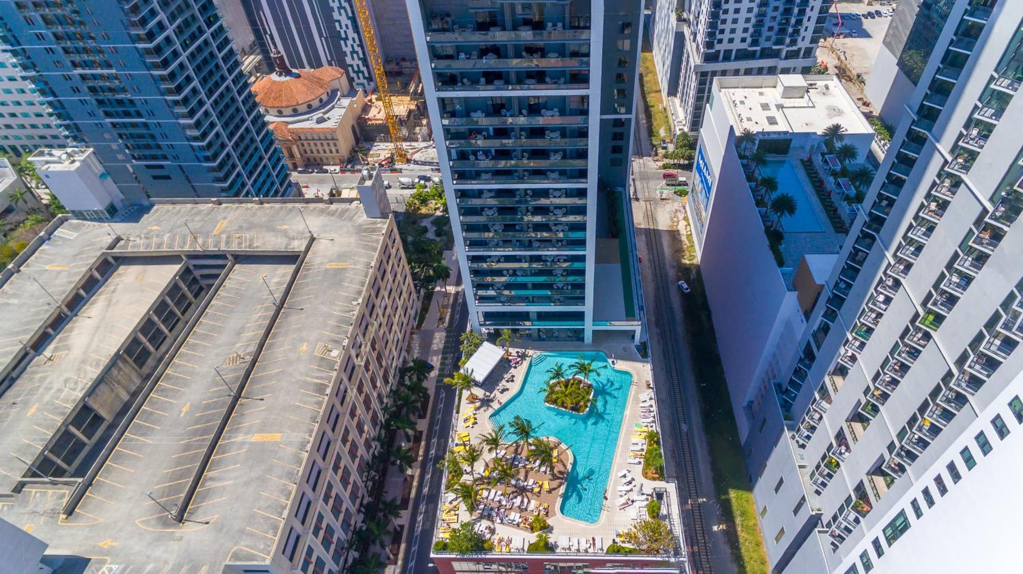 Stunning 2 Bed 2 Bath W Balcony & Incredible Views *