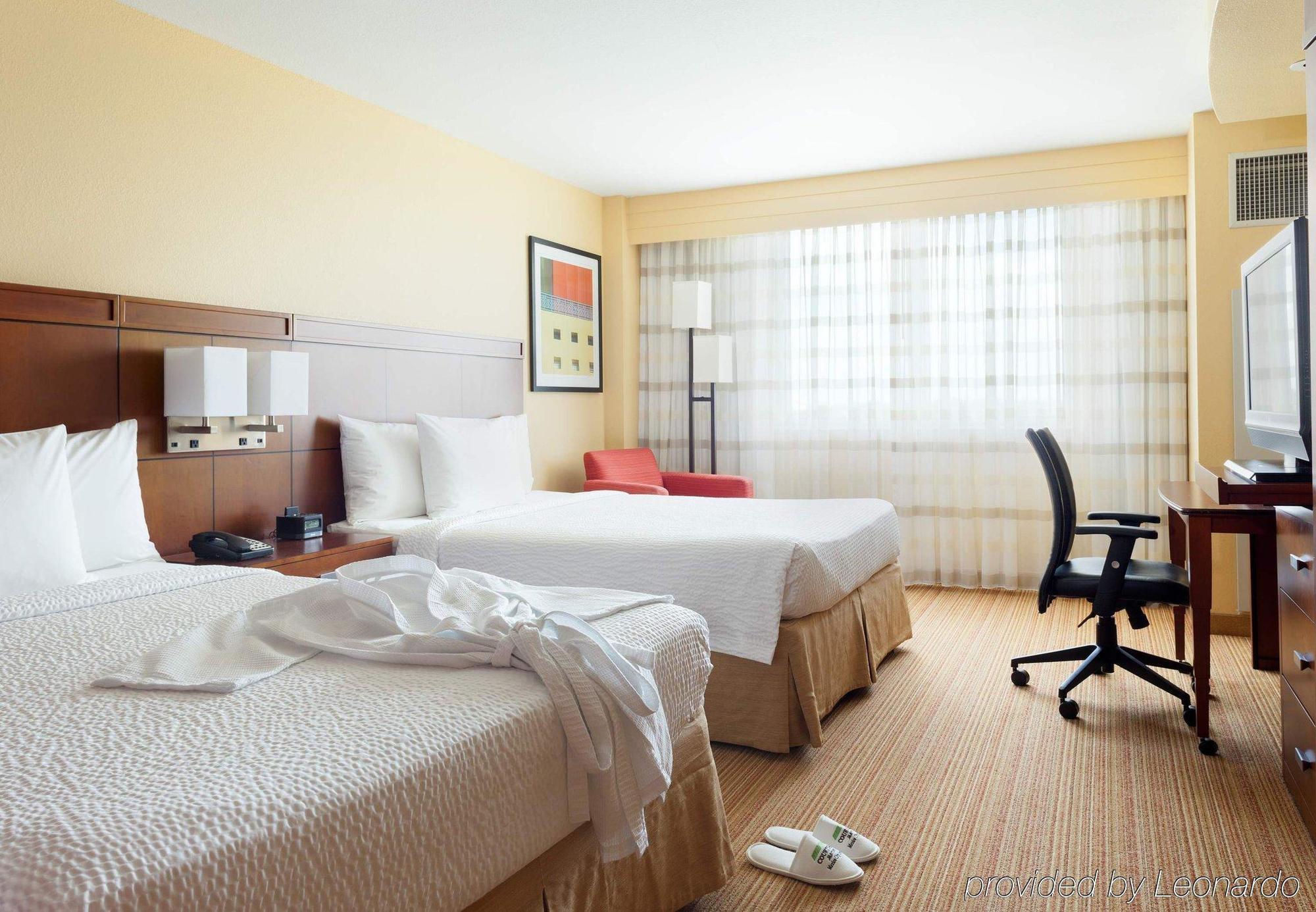 Courtyard By Marriott Airport
