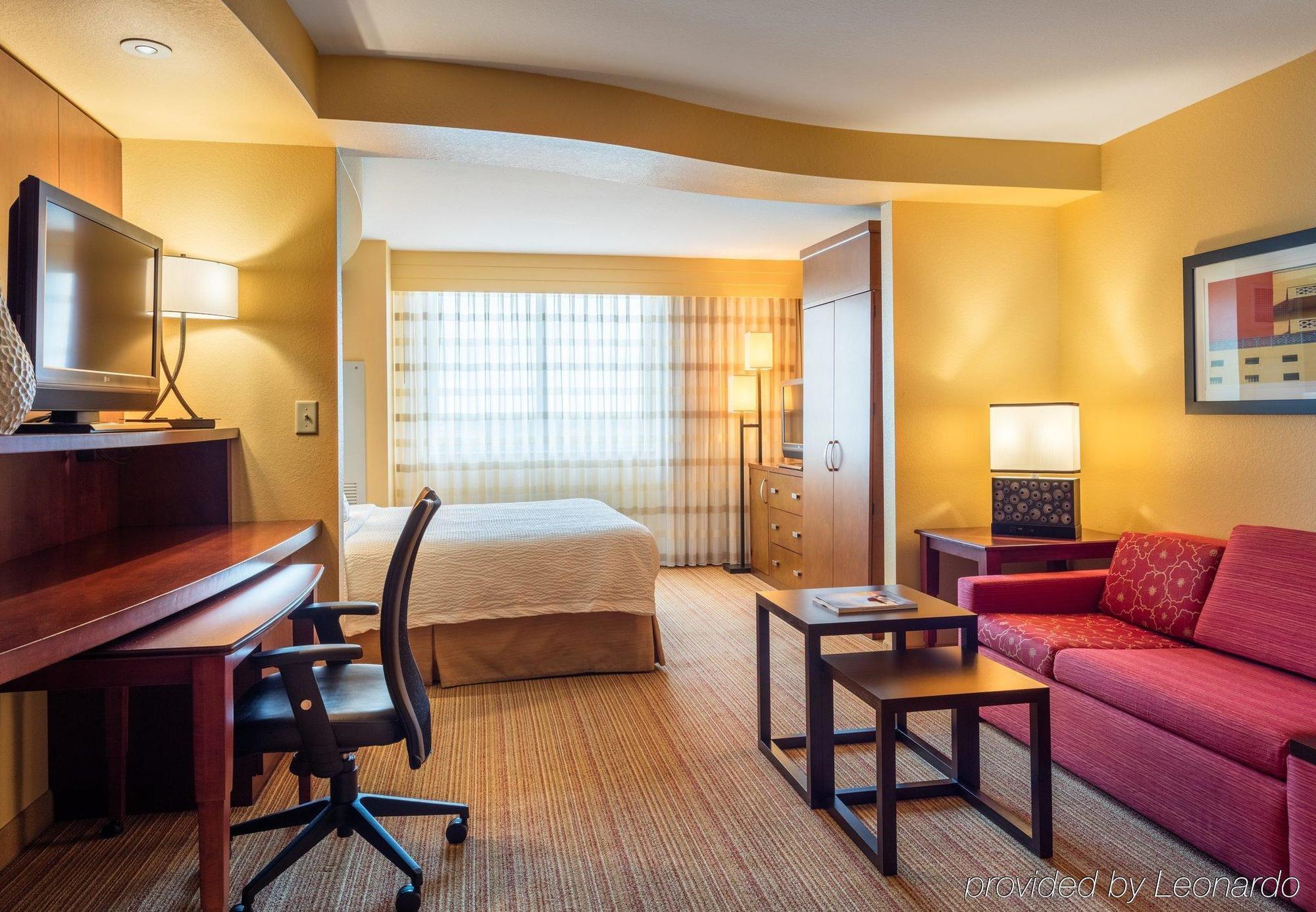 Hotel Courtyard By Marriott Airport