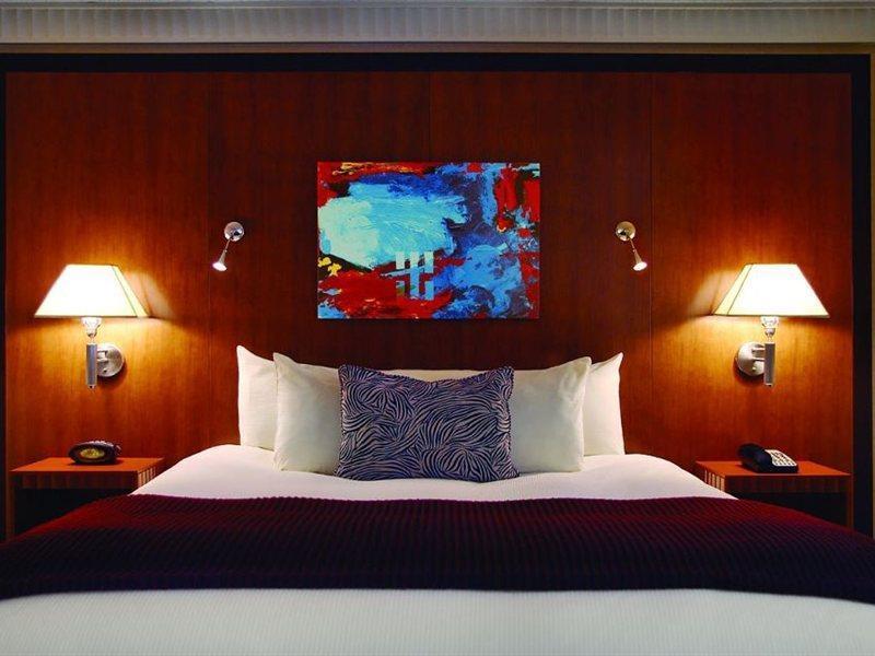 Pullman Airport 4*