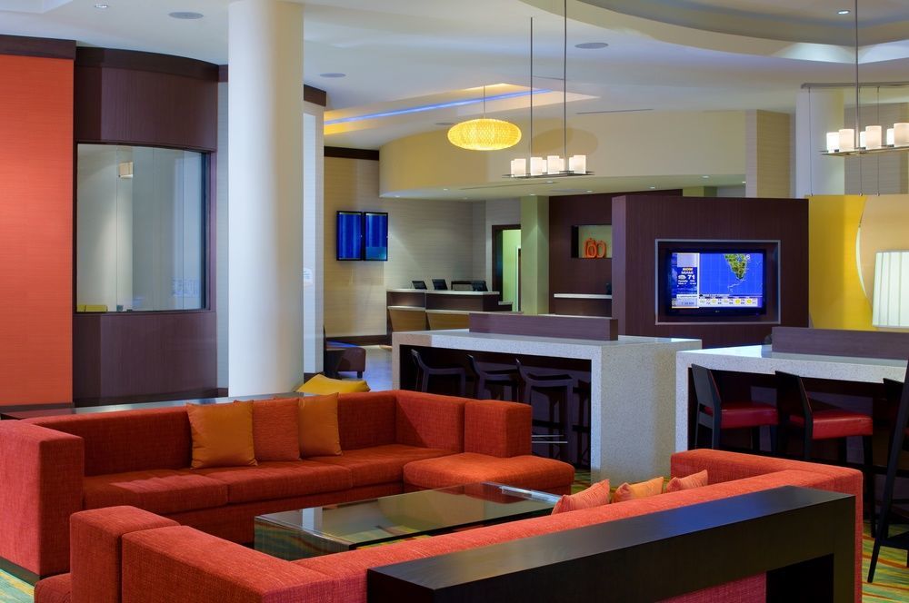 Courtyard By Marriott Airport Hotel