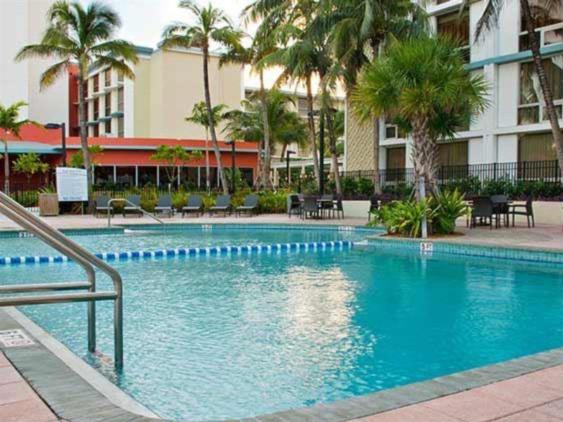 Hotel Courtyard By Marriott Airport Miami