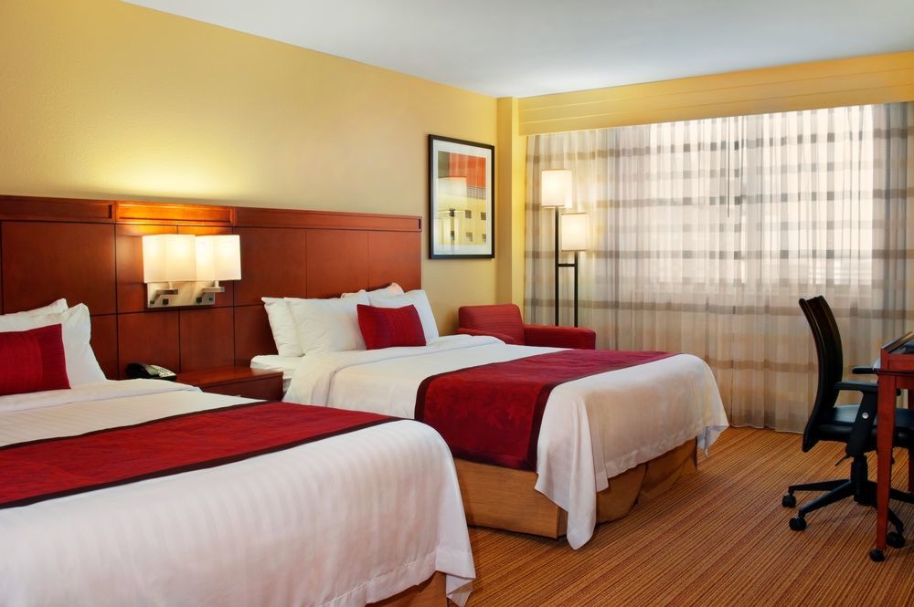 Hotel Courtyard By Marriott Airport