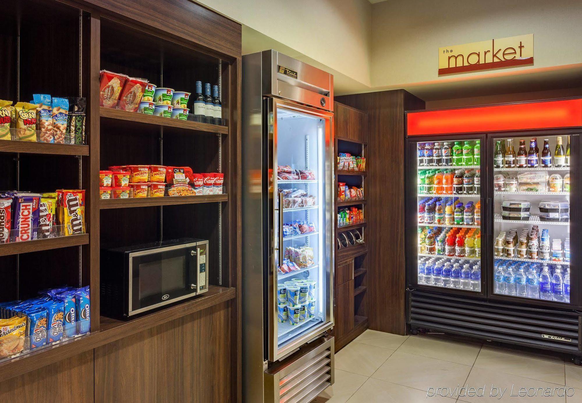 Courtyard By Marriott Airport Hotel