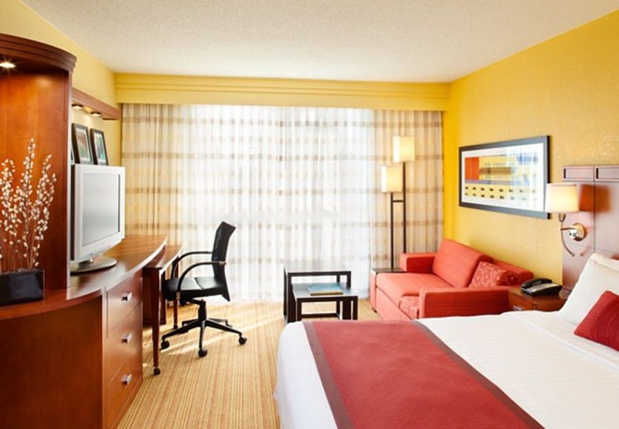 Courtyard By Marriott Airport