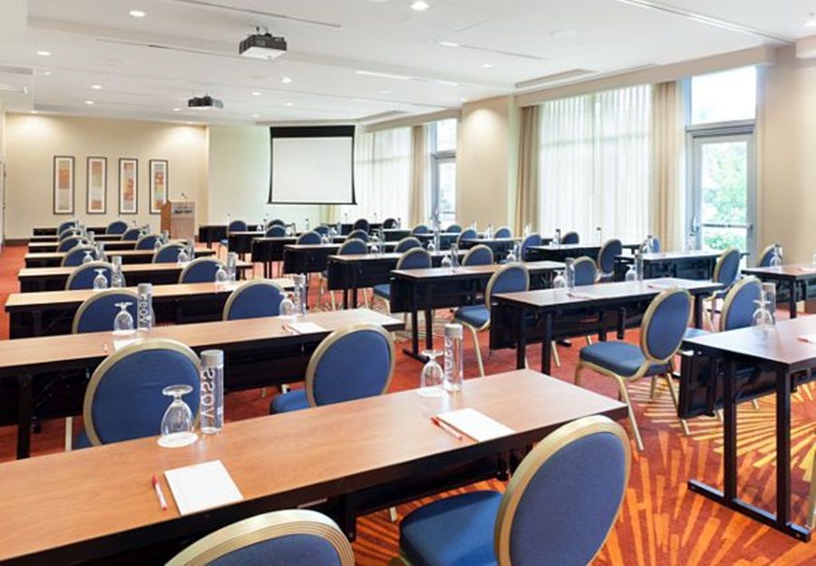Courtyard By Marriott Airport
