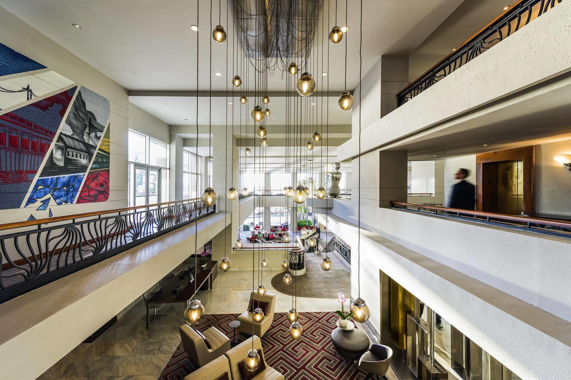 Pullman Airport 4*