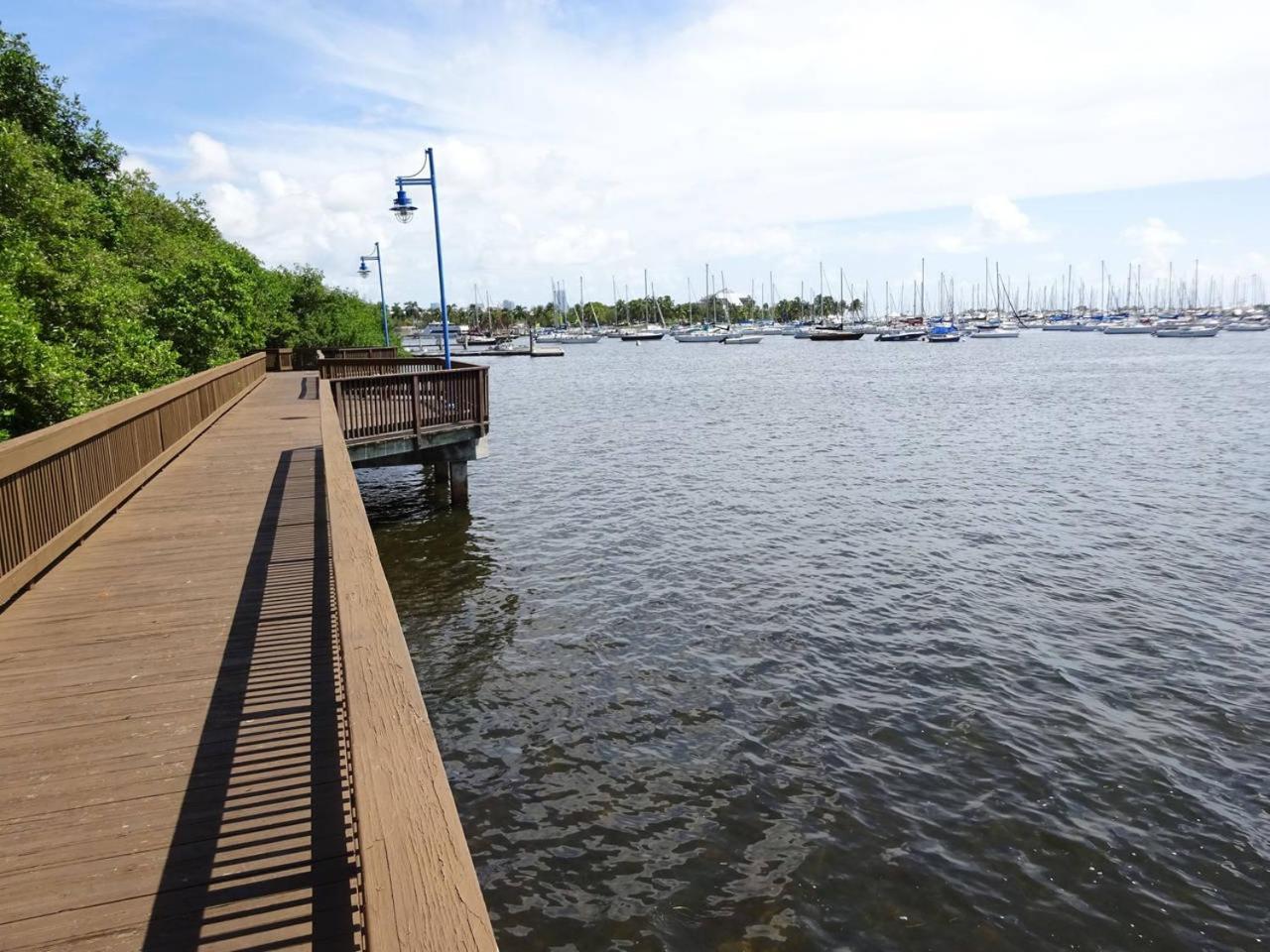 Casa de férias Ocean View Balcony Steps From Restaurants, Peacock Park & Marina