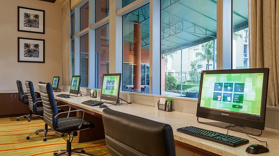 Courtyard By Marriott Airport Hotel