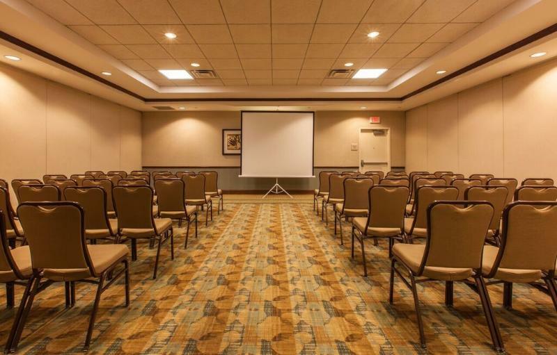 Hilton Garden Airport West 3*