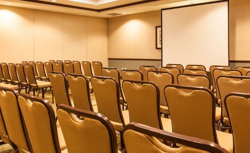 Hilton Garden Airport West Hotel 3*