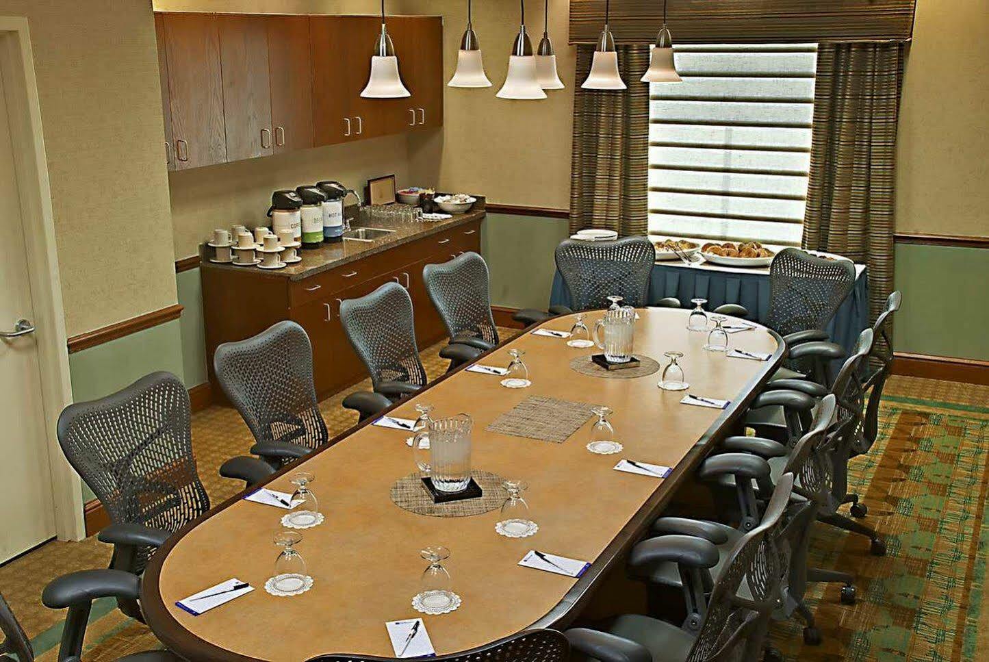Hotel Hilton Garden Airport West 3*