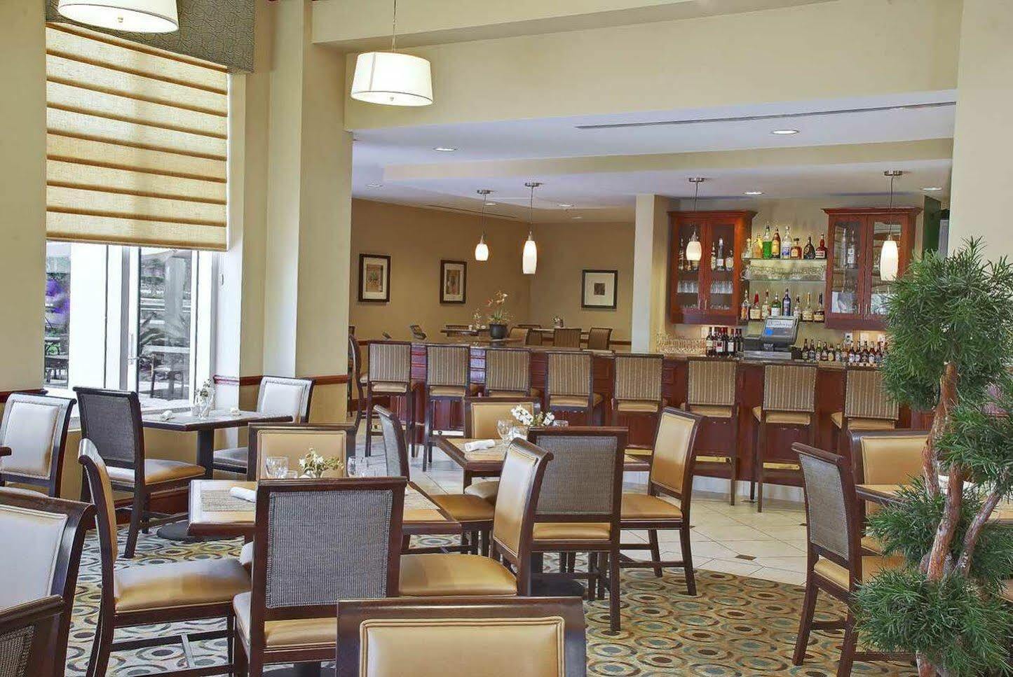 Hilton Garden Airport West 3*