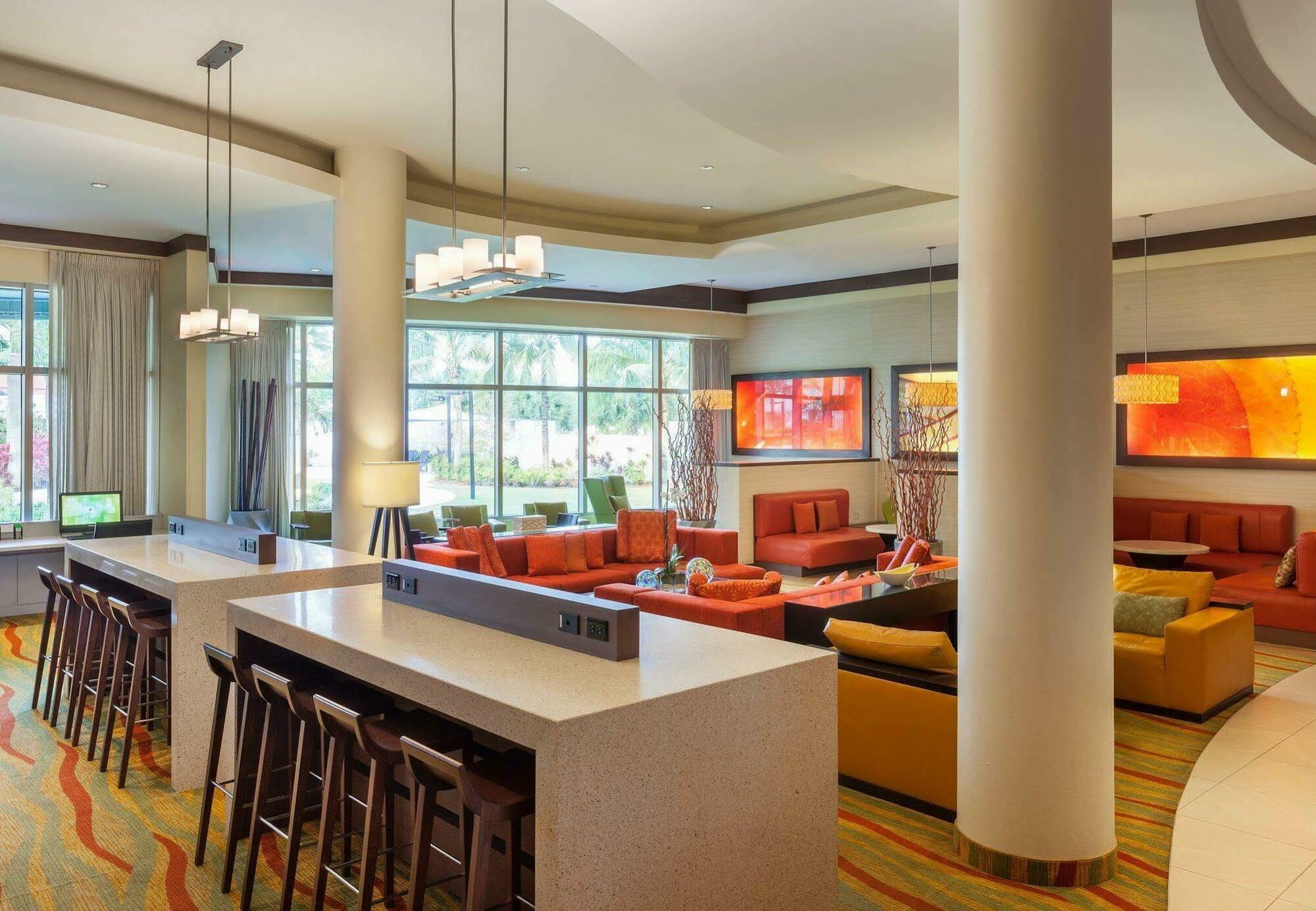 Hotel Courtyard By Marriott Airport