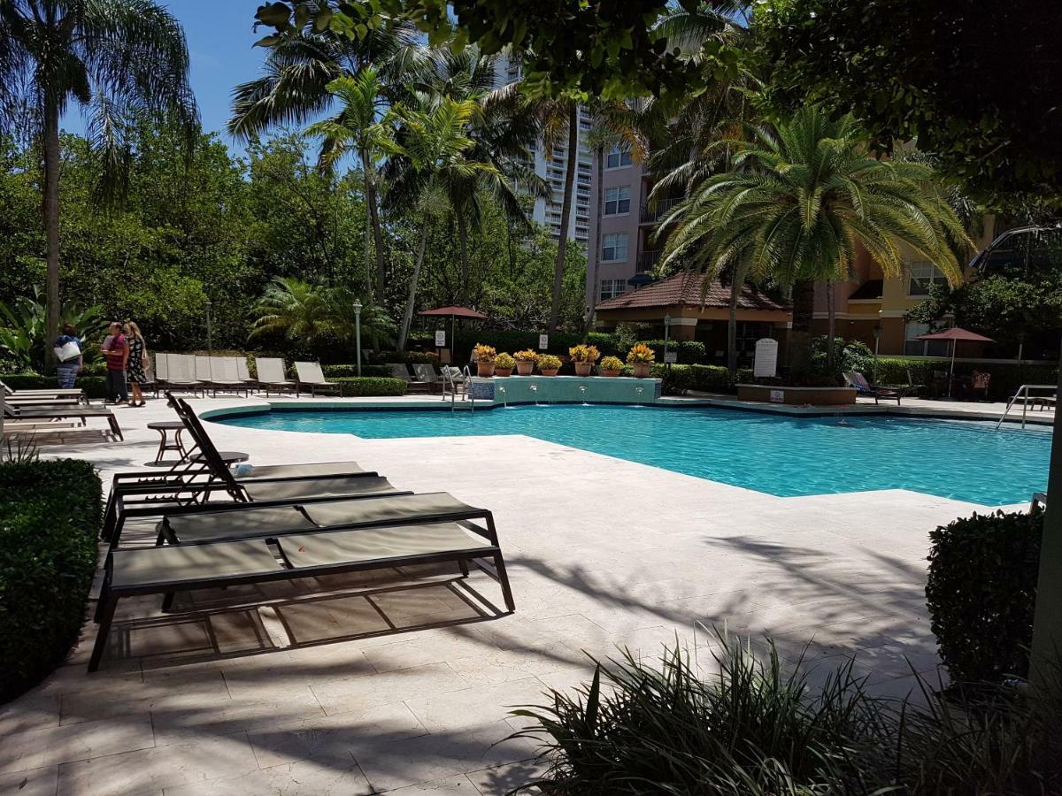 Yacht Club Aventura 2br + 2ba Apartment