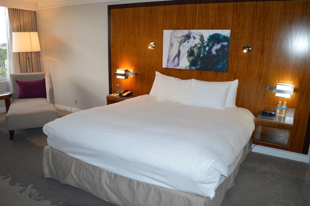 Pullman Airport 4*