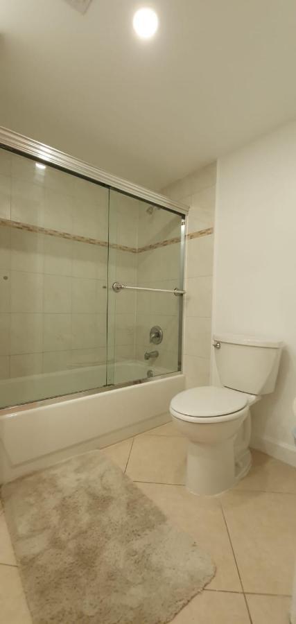 Yacht Club Aventura 2br + 2ba Apartment