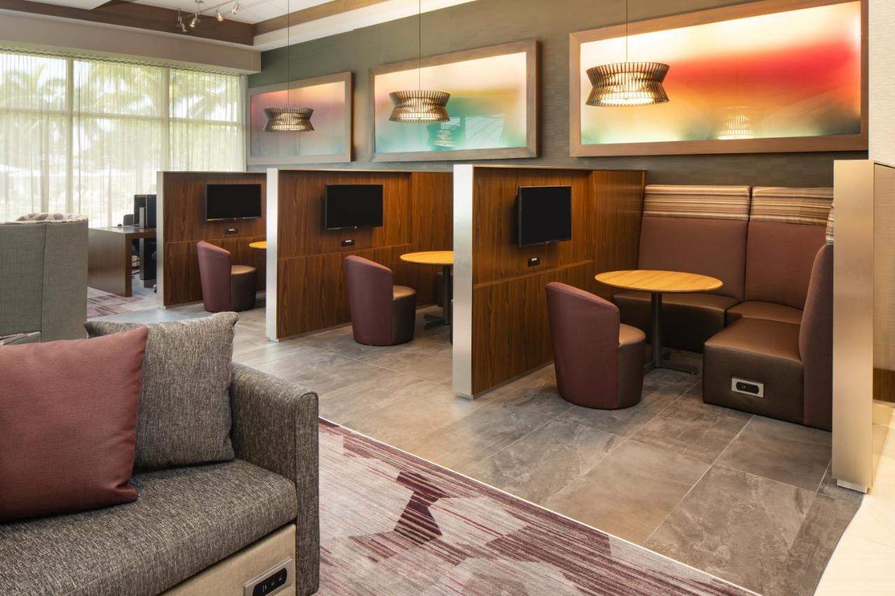 Hotel Courtyard By Marriott Airport