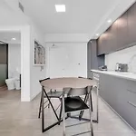 Modern 1 Bed Condo Across From Bayside In Downtown