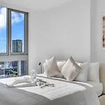 Modern 1 Bed Condo Across From Bayside In Downtown