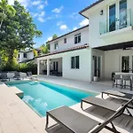 Lux Villa Sleeps 18 Guest With Pool Jacuzzi Billiards Basketball