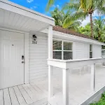 Grove Bay Bungalow - 2/2 Gated Cottage-Walk To Bay
