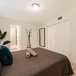 Spacious 3 Bed Apt Centrally Located In Miami