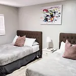 *Beautiful Family House 3 Bd/2 Bathrooms+Backyard*