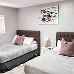 *Beautiful Family House 3 Bd/2 Bathrooms+Backyard*