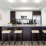 Stylish 2Br Retreat, Miami With Rooftop Lounge